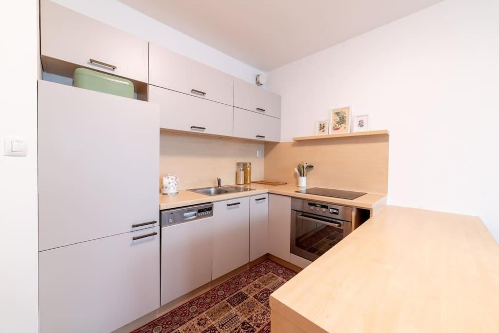 Grape Apartment Братислава Экстерьер фото